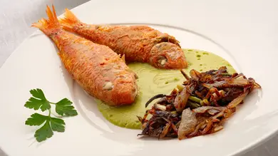 Salmonetes fritos en 4 minutos con crema de guisantes, la receta exprés de Karlos Arguiñano Salmonetes fritos en 4 minutos con crema de guisantes, la receta exprés de Karlos Arguiñano