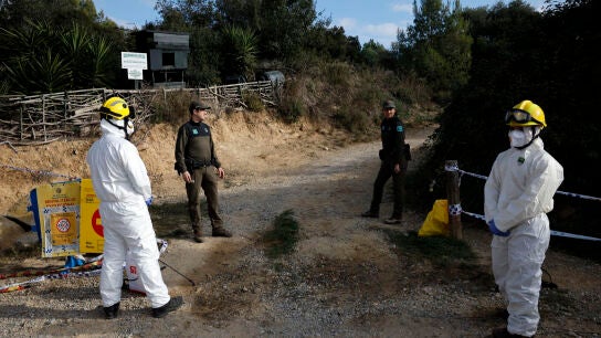 Imagen de dos miembros de los Agentes Rurales de la Generalitat y dos de las Agrupacions de Defensa Forestal 