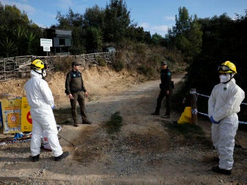 Imagen de dos miembros de los Agentes Rurales de la Generalitat y dos de las Agrupacions de Defensa Forestal 