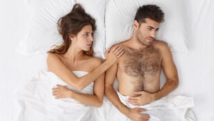 Una pareja en un momento inc&oacute;modo de intimidad