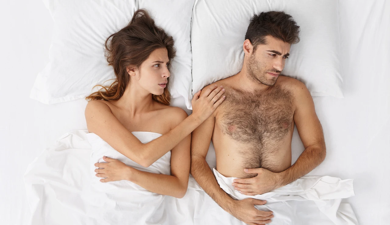 Una pareja en un momento incómodo de intimidad