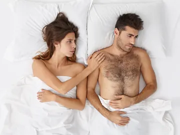 Una pareja en un momento incómodo de intimidad Una pareja en un momento incómodo de intimidad