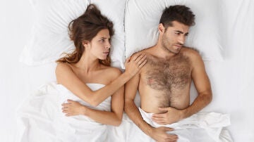 Una pareja en un momento inc&oacute;modo de intimidad