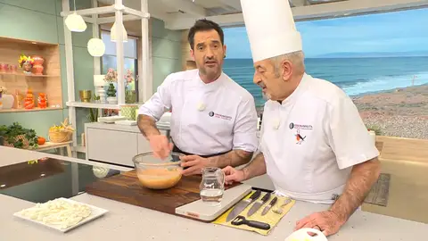 Vierte poco a poco el agua con gas bien fría, sin parar de remover Vierte poco a poco el agua con gas bien fría, sin parar de remover