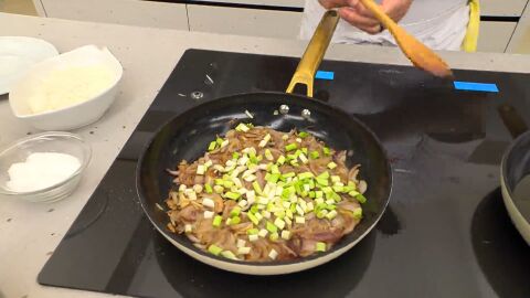 Pica finamente los ajos frescos y añádelos