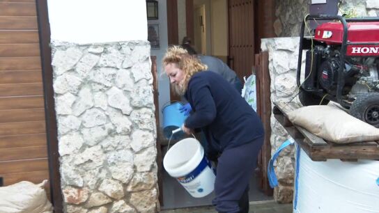 Vecinos con cubos de agua