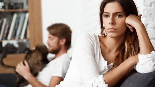 Mujer enfadada con su pareja Mujer enfadada con su pareja