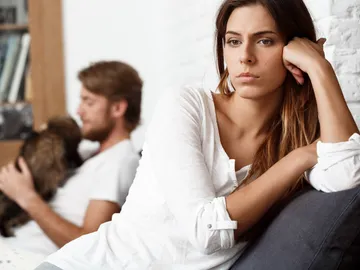 Mujer enfadada con su pareja Mujer enfadada con su pareja