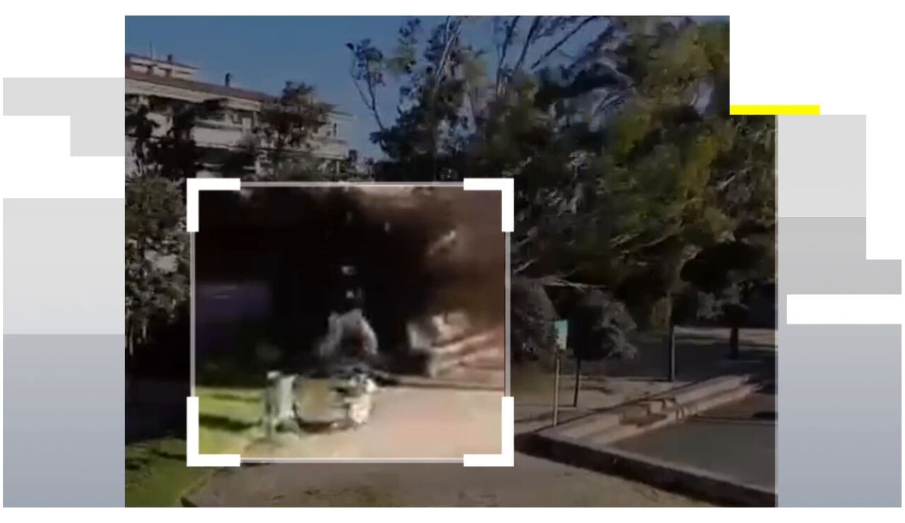 Momento que un &aacute;rbol cae junto a una mujer en Barcelona