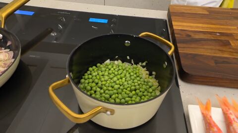 Agrega los guisantes y vierte agua