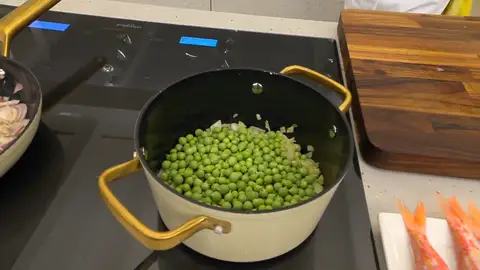 Agrega los guisantes y vierte agua Agrega los guisantes y vierte agua