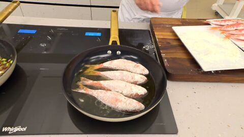 Sazona los salmonetes (limpios y con las cabezas)