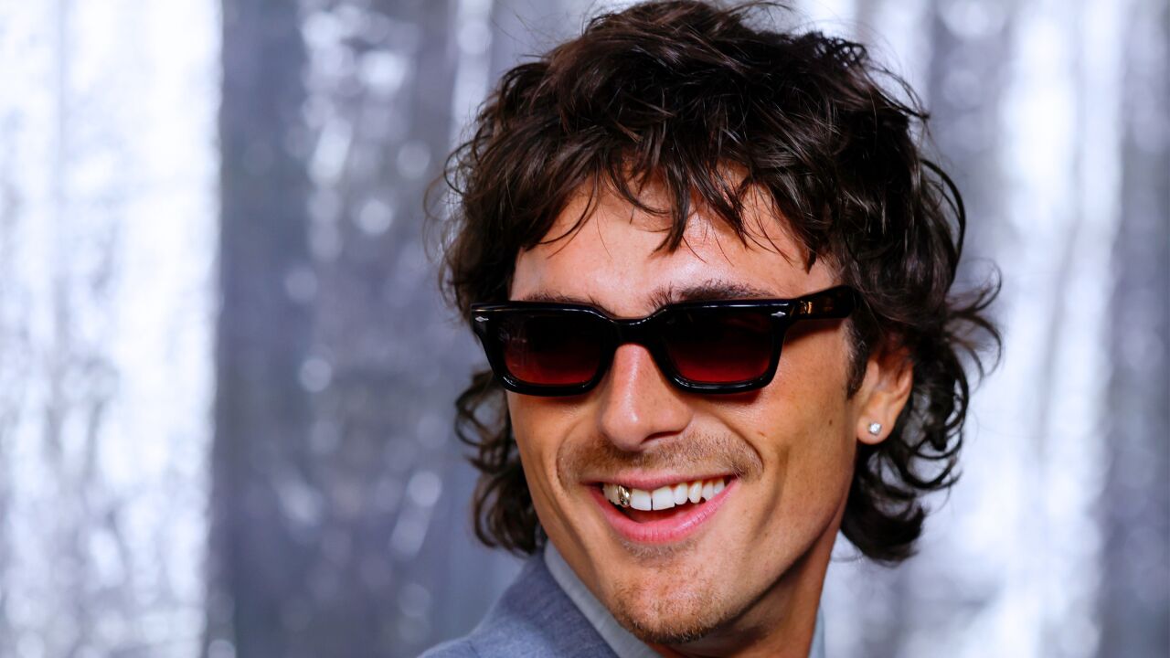 Jacob Elordi aparece con un diente de oro en la premiere de Cumbres ...