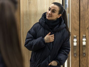 Mujer con abrigo de plumas