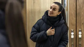 Mujer con abrigo de plumas Mujer con abrigo de plumas