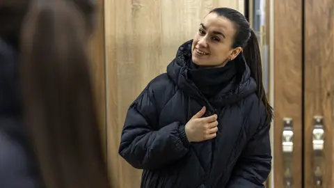 Mujer con abrigo de plumas Mujer con abrigo de plumas