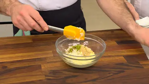 Para la salsa crispy, pon la mahonesa en un bol Para la salsa crispy, pon la mahonesa en un bol