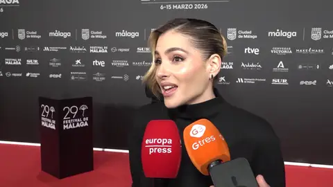 Andrea Duro hablando con la prensa Andrea Duro hablando con la prensa