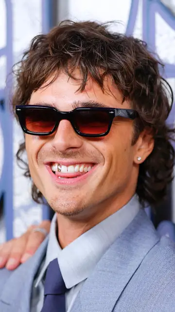 Jacob Elordi con un diente de oro Jacob Elordi con un diente de oro