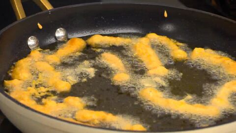 Calienta abundante aceite en una sartén e incorpora las setas