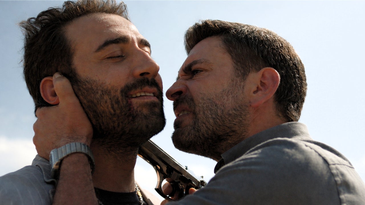 Cihan busca al culpable de la muerte de Boran y acorrala a Demir Baybars a punta de pistola Cihan busca al culpable de la muerte de Boran y acorrala a Demir Baybars a punta de pistola