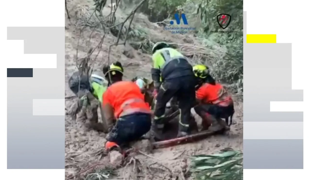 Imagen de los bomberos intentando sacar al hombre