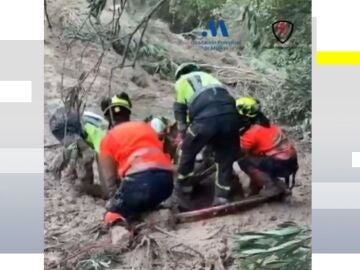 Imagen de los bomberos intentando sacar al hombre 