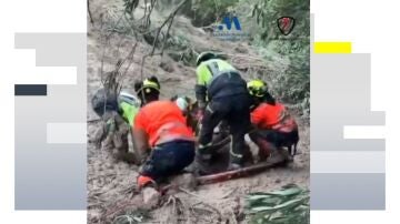Imagen de los bomberos intentando sacar al hombre 