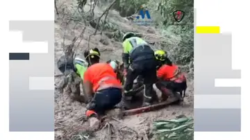 Imagen de los bomberos intentando sacar al hombre Imagen de los bomberos intentando sacar al hombre