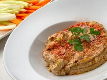 Hummus de lentejas con crudit&eacute;s