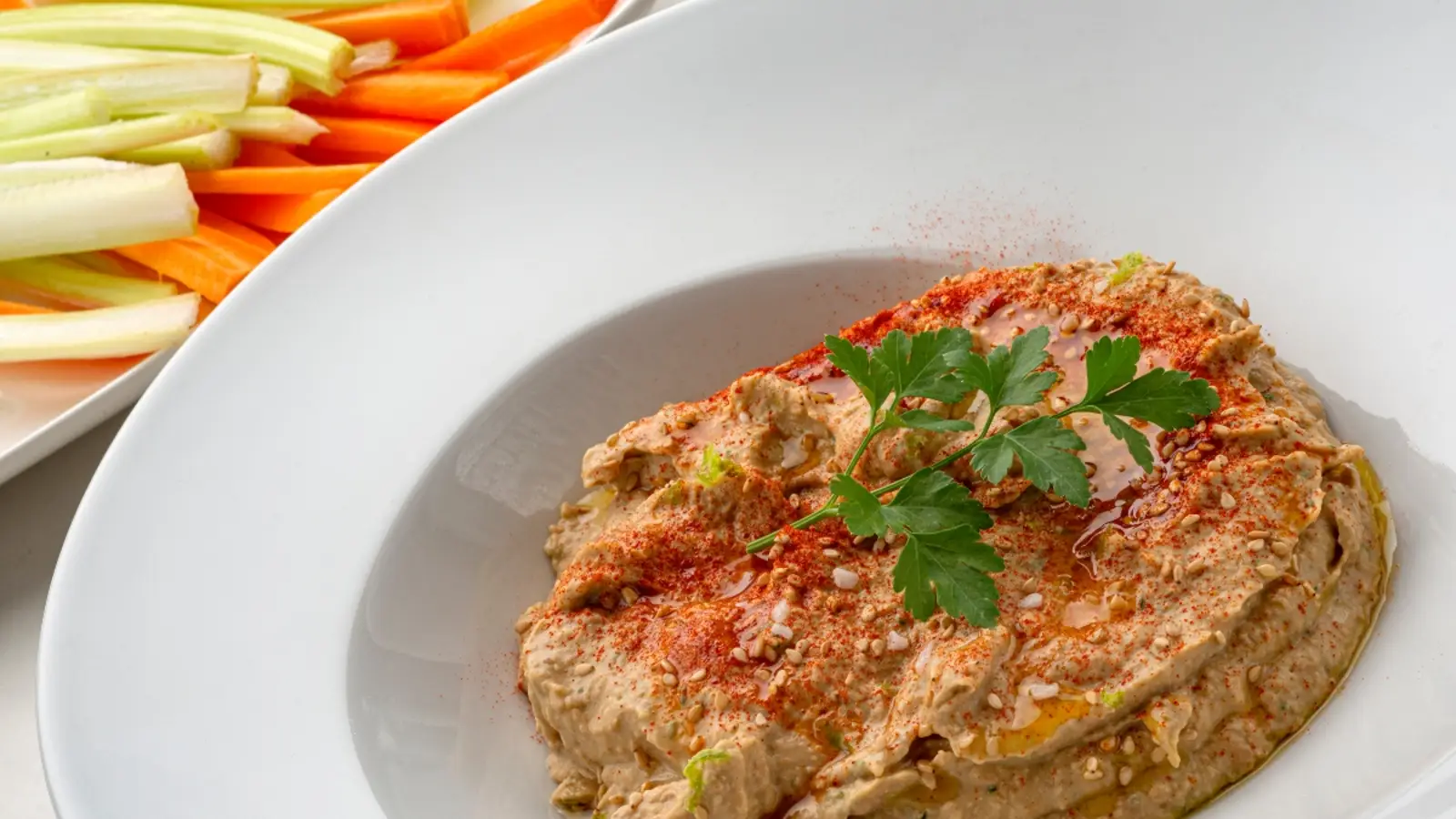 Un aperitivo rápido, fácil, ligero y saludable de Joseba Arguiñano: hummus de lentejas con crudités