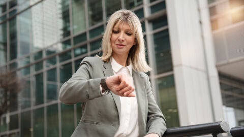 Mujer que llega tarde