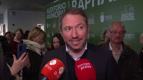 Hijo de Raphael hablando con la prensa