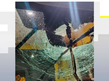 Arroja una piedra de 6 kilos a un conductor.