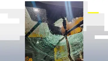 Arroja una piedra de 6 kilos a un conductor. Arroja una piedra de 6 kilos a un conductor.