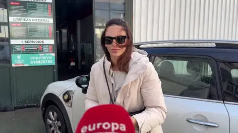 Irene Rosales respondiendo a la prensa Irene Rosales respondiendo a la prensa