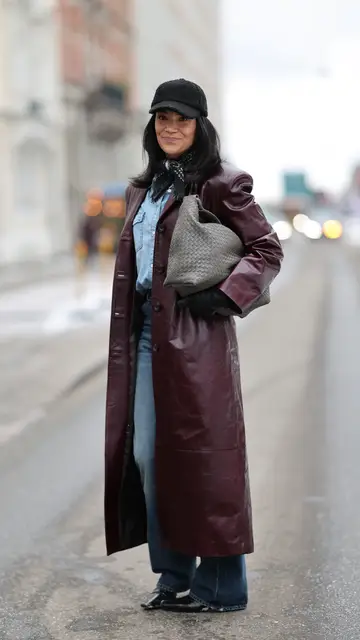 Mujer con bandana en el cuello Mujer con bandana en el cuello
