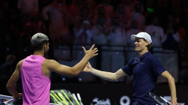 Alcaraz y Sinner se saludan tras el Six Kings Slam