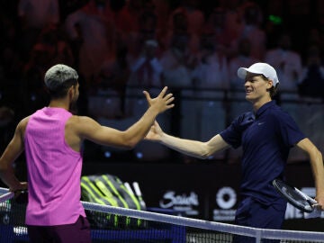 Alcaraz y Sinner se saludan tras el Six Kings Slam