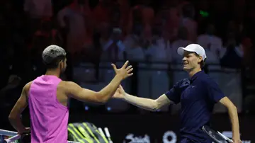 Alcaraz y Sinner se saludan tras el Six Kings Slam Alcaraz y Sinner se saludan tras el Six Kings Slam