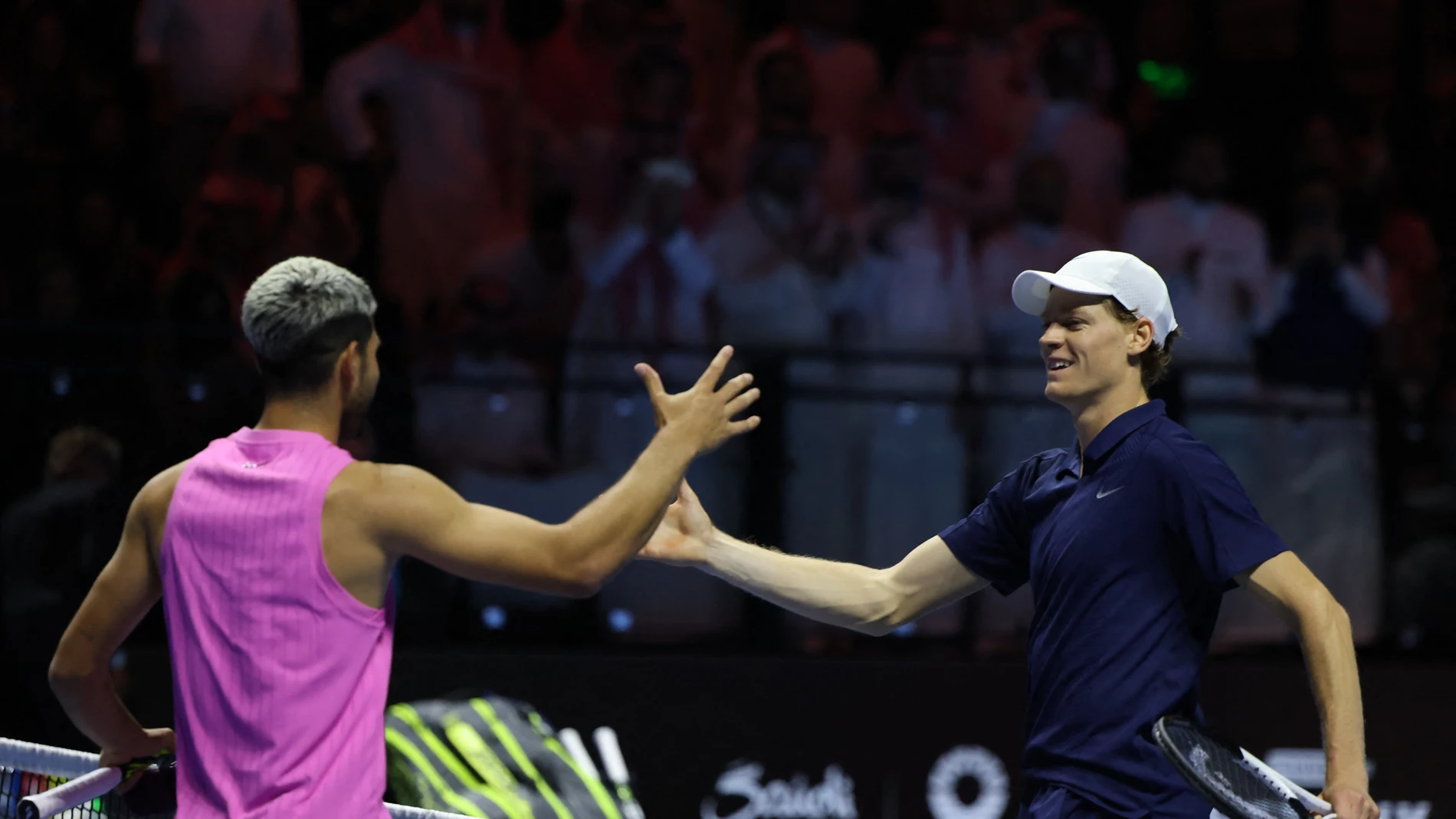 Alcaraz y Sinner se saludan tras el Six Kings Slam Alcaraz y Sinner se saludan tras el Six Kings Slam