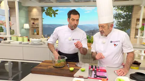 Tritura hasta obtener una masa homogénea y sin grumos Tritura hasta obtener una masa homogénea y sin grumos