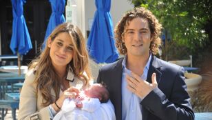 David Bisbal y Elena Tablada dando la bienvenida a su hija Ella en 2010