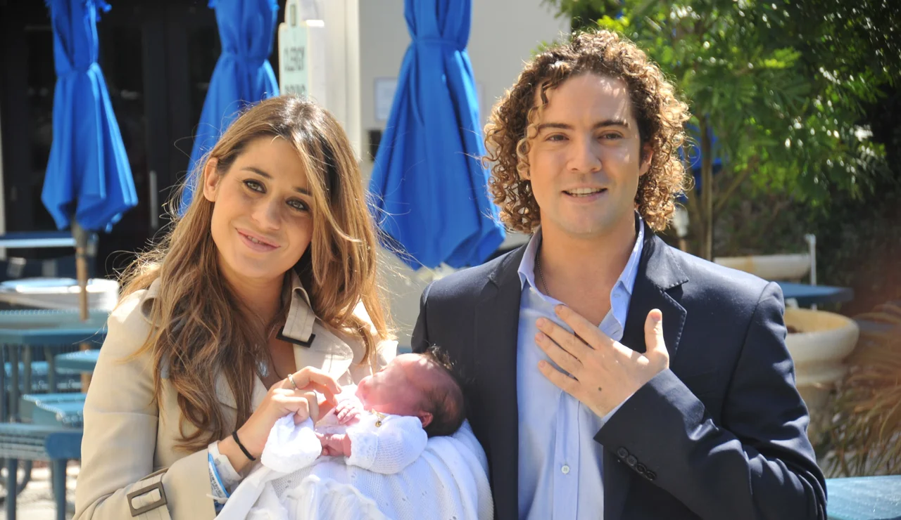 David Bisbal y Elena Tablada dando la bienvenida a su hija Ella en 2010
