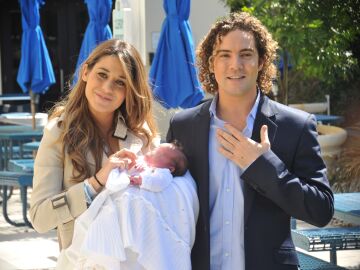 David Bisbal y Elena Tablada dando la bienvenida a su hija Ella en 2010