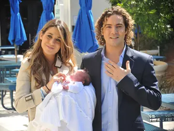 David Bisbal y Elena Tablada dando la bienvenida a su hija Ella en 2010 David Bisbal y Elena Tablada dando la bienvenida a su hija Ella en 2010