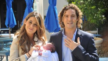 David Bisbal y Elena Tablada dando la bienvenida a su hija Ella en 2010