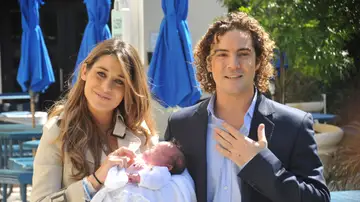 David Bisbal y Elena Tablada dando la bienvenida a su hija Ella en 2010 David Bisbal y Elena Tablada dando la bienvenida a su hija Ella en 2010