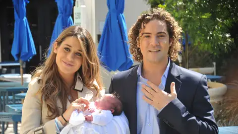 David Bisbal y Elena Tablada dando la bienvenida a su hija Ella en 2010 David Bisbal y Elena Tablada dando la bienvenida a su hija Ella en 2010