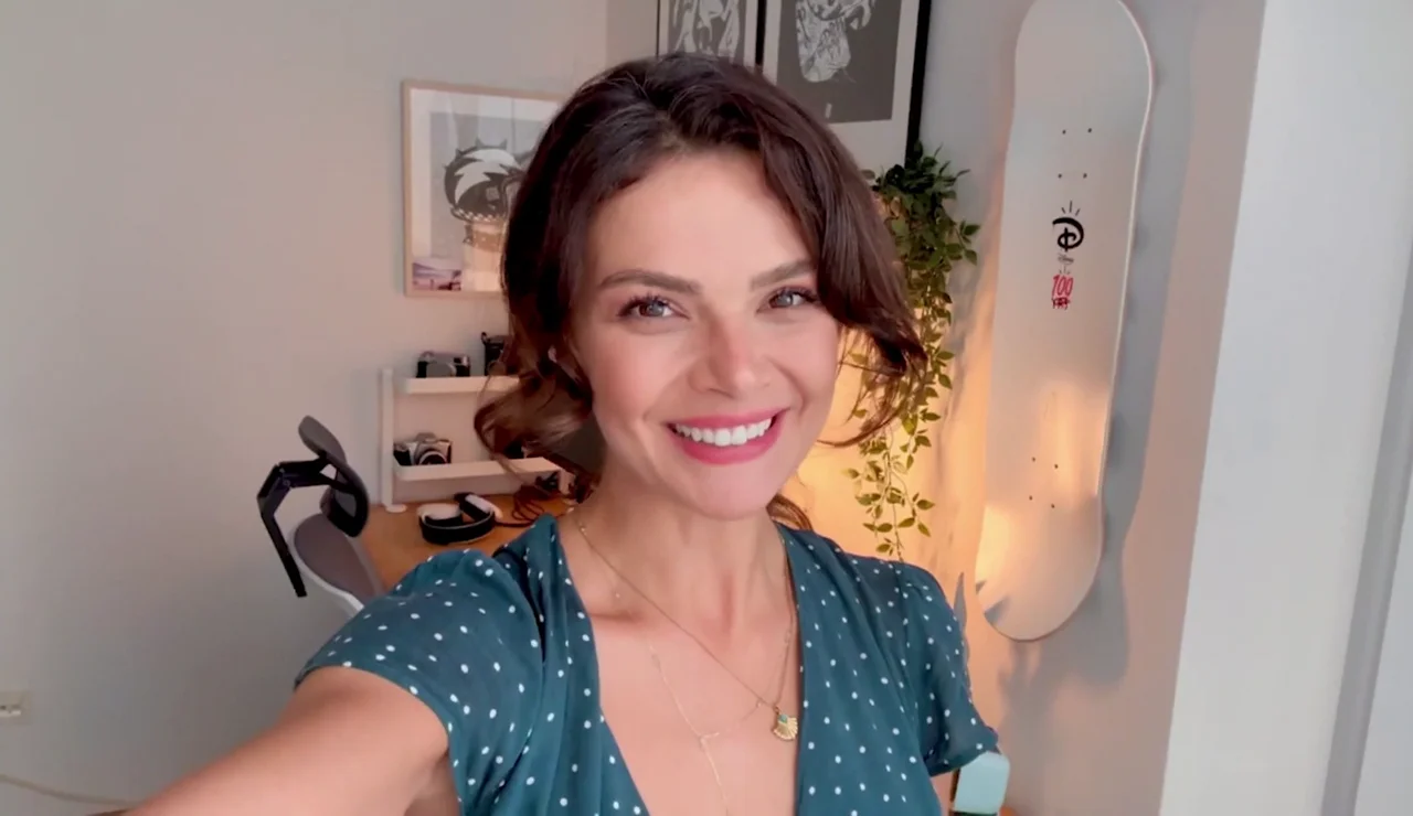 Sinem Ünsal, la protagonista de En tierra lejana, irrumpe en La ruleta de la suerte con un mensaje muy especial